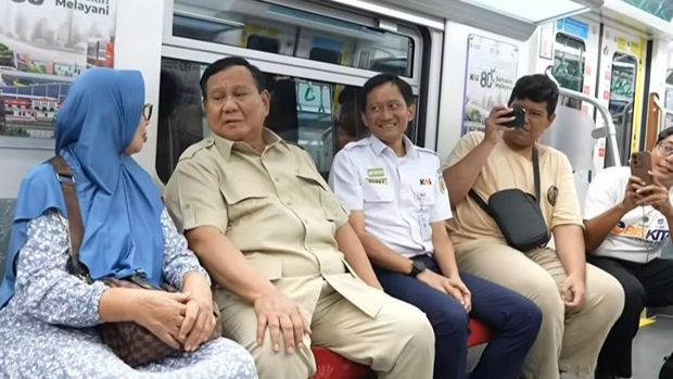 Prabowo saat berada di dalam KRL di Stasiun Manggarai (dok. YouTube Setpres) Prabowo saat berada di dalam KRL di Stasiun Manggarai (dok. YouTube Setpres)