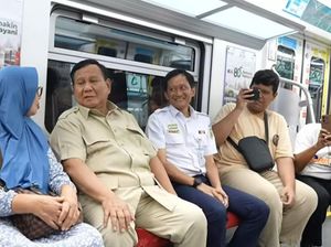 Video: Momen Prabowo Naik KRL dari Manggarai, Sempat Bincang Bareng Warga