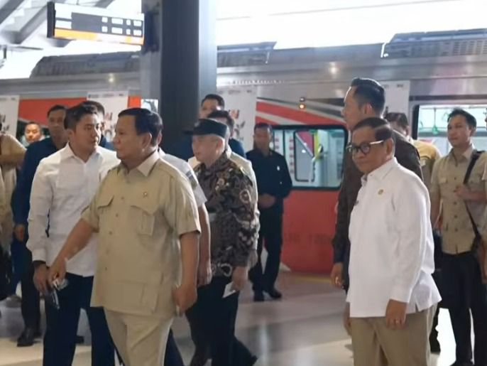 Prabowo tiba di Stasiun Tanah Abang Baru (dok. YouTube Setpres) Prabowo tiba di Stasiun Tanah Abang Baru (dok. YouTube Setpres)