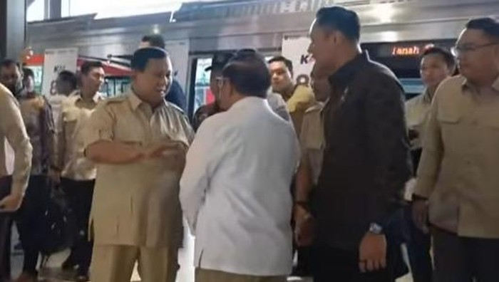 Prabowo tiba di Stasiun Tanah Abang Baru (dok. YouTube Setpres)
