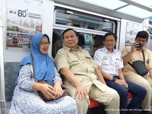 Prabowo Naik Kereta Baru Buatan China dari Stasiun Manggarai ke Tanah Abang