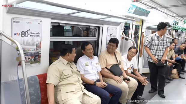Presiden Prabowo Subianto menaiki KRL dari Stasiun Manggarai menuju Tanah Abang pada Selasa (4/11/2025). (Tangkapan Layar Youtube/Sekretariat Presiden)