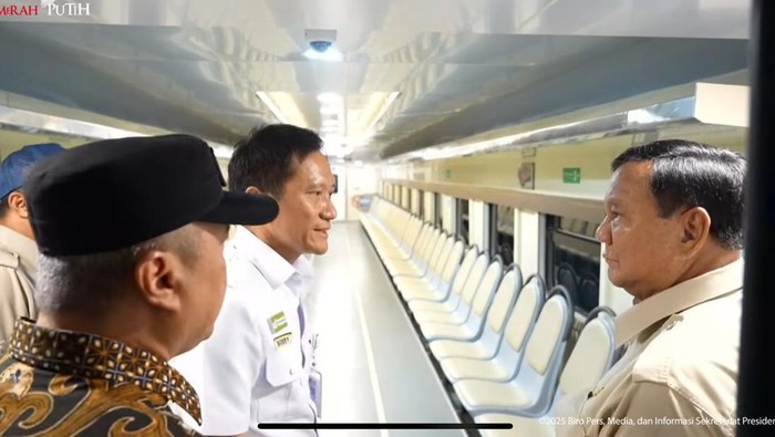 Presiden Prabowo Subianto saat mengecek kereta khusus petani dan pedagang