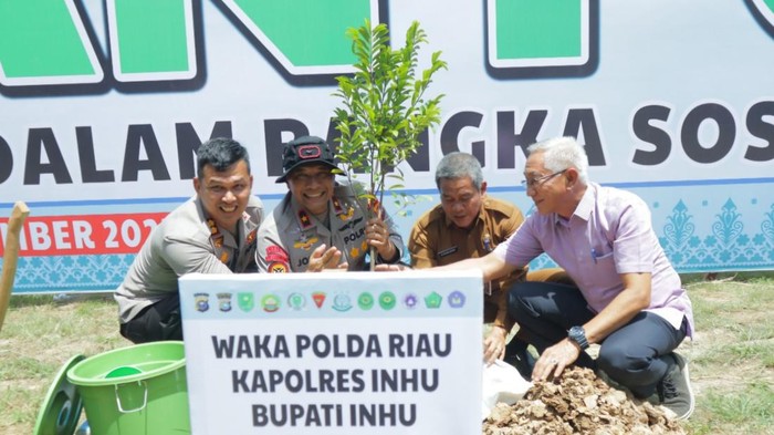 Proses penanaman pohon di Indragiri Hulu oleh Wakapolda dan Kapolres