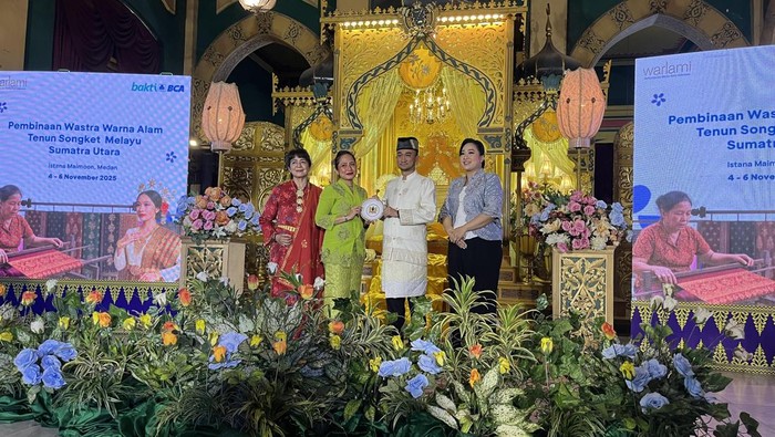 PT Bank Central Asia Tbk (BCA) mendukung pelestarian budaya dan pengembangan eco-fashion wastra warna alam di berbagai daerah.