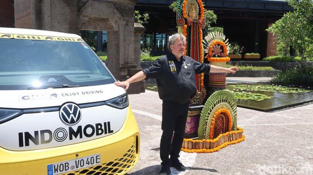 Rainer Zietlow berpose di depan mobil listrik yang dikendarainya dari Jerman hingga tiba di Bali, Selasa (4/11/2025). (Foto: Aryo Mahendro/detikBali) Rainer Zietlow berpose di depan mobil listrik yang dikendarainya dari Jerman hingga tiba di Bali, Selasa (4/11/2025). (Foto: Aryo Mahendro/detikBali)