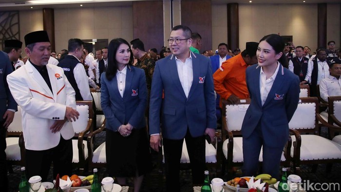 Ketua Majelis Persatuan Partai Perindo Hary Tanoesoedibjo, Ketua Kartini Partai Perindo Liliana Tanoesoedibjo, dan Ketua Umum Partai Perindo Angela Tanoesoedibjo berfoto bersama seusai penutupan Rapat Kerja Nasional (Rakernas) ke-11 Partai Perindo di Ancol, Jakarta Utara, Selasa (4/11/2025).
