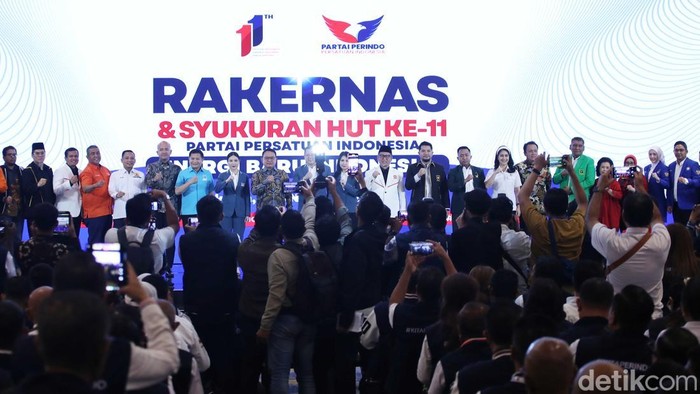 Ketua Majelis Persatuan Partai Perindo Hary Tanoesoedibjo, Ketua Kartini Partai Perindo Liliana Tanoesoedibjo, dan Ketua Umum Partai Perindo Angela Tanoesoedibjo berfoto bersama seusai penutupan Rapat Kerja Nasional (Rakernas) ke-11 Partai Perindo di Ancol, Jakarta Utara, Selasa (4/11/2025).