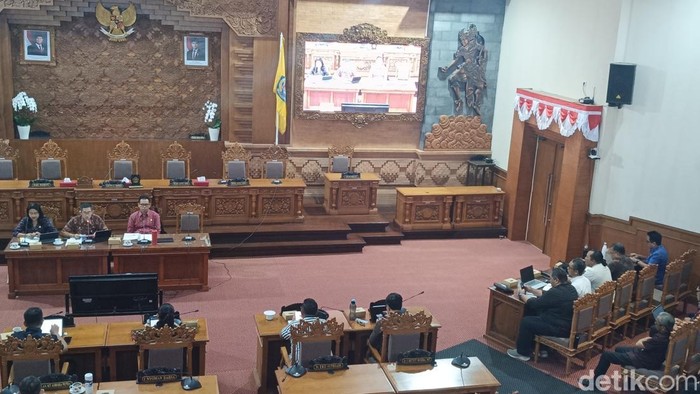 Pembahasan soal Ranperda Sarana Jaringan Utilitas Terpadu (SJUT) Infrastruktur Pasif Telekomunikasi (IPT) di kantor DPRD Denpasar, Selasa (4/11/2025).