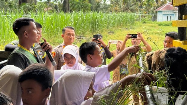 Ratusan siswa SD di Rumbai, Kota Pekanbaru, belajar soal lingkungan di Tabung Harmoni Hijau milik Polda Riau, Selasa (4/12/2025).