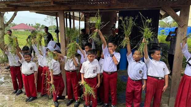 Ratusan siswa SD di Rumbai, Kota Pekanbaru, belajar soal lingkungan di Tabung Harmoni Hijau milik Polda Riau, Selasa (4/12/2025).