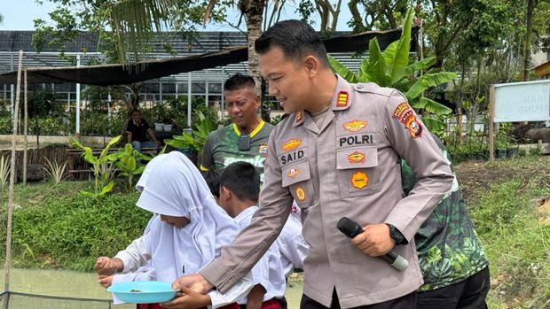 Ratusan siswa SD di Rumbai, Kota Pekanbaru, belajar soal lingkungan di Tabung Harmoni Hijau milik Polda Riau, Selasa (4/12/2025).