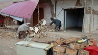 Sejumlah rumah, toko, dan fasilitas umum yang sebagian besar terbuat dari bata lumpur roboh hingga rata dengan tanah. REUTERS/Sayed Hassib  