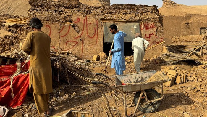 People stand on the debris of damaged buildings, in the aftermath of an earthquake, in Samangan province, Afghanistan November 3, 2025. REUTERS/Stringer TPX IMAGES OF THE DAY