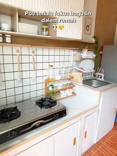 Suasana penampakan depan rumah dinding batako unfinished, begitu masuk ke dalam rumah sukses membuat warganet takjub. Postingan tersebut langsung viral di media sosial.