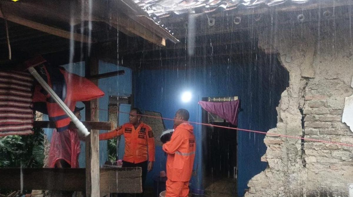 Angin Kencang Rusak 3 Rumah Warga di Bogor