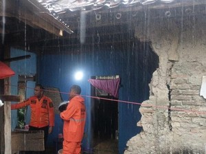 Angin Kencang Rusak 3 Rumah Warga di Bogor