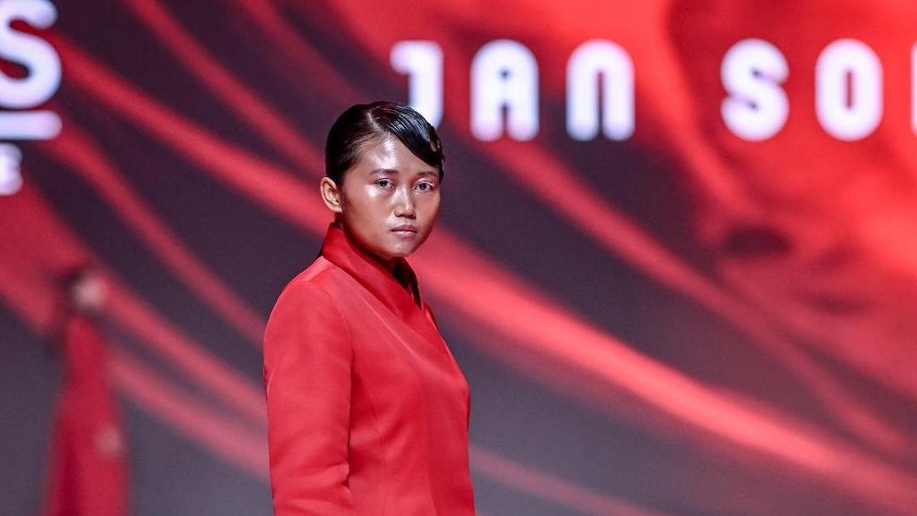 Saeruroh, Penjual Sosis Naik Runway Jadi Model Bareng Dian Sastro-Eva Celia