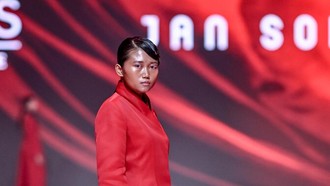 Saeruroh, Penjual Sosis Naik Runway Jadi Model Bareng Dian Sastro-Eva Celia