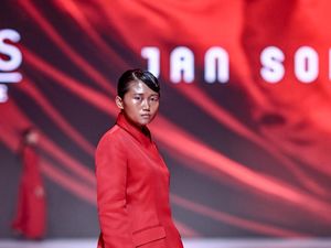 Saeruroh, Penjual Sosis Naik Runway Jadi Model Bareng Dian Sastro-Eva Celia