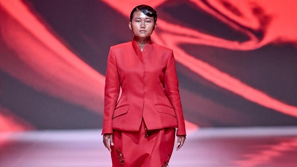 Pengorbanan Saeruroh, Penjual Sosis Jadi Model JFW hingga Disemangati Dian Sastro