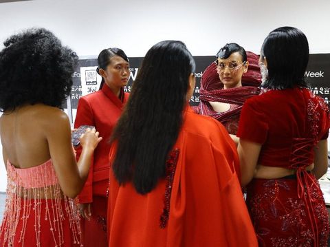 Saeruroh Foto Saeruroh, wanita yang sehari-hari sebagai ibu rumah tangga dan penjual sosis ini membagikan pengalamannya saat tampil di panggung Jakarta Fashion Week (JFW) 2026. Postingan tersebut langsung viral di media sosial.