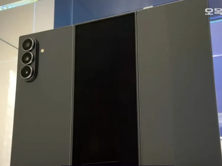 Begini Penampakan Galaxy Z TriFold dari Berbagai Sisi, Tipis Banget!