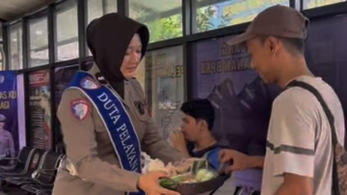 Satlantas Polres Kudus membagikan makanan kepada masyarakat yang sedang membayar pajak di Kantor Samsat Kudus. Kegiatan ini disambut baik para wajib pajak. (dok Istimewa)