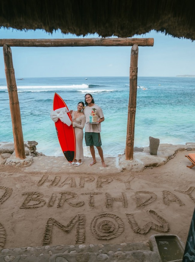 Hana Malasan membagikan momen romantis perayaan ulang tahun ke-29 tunangannya, Sean Gelael, ke akun Instagram pribadi. Dirayakan sederhana di pantai Sumba, momen tersebut tampak romantis dengan tulisan Happy Birthday Mow yang terukir di pasir. Foto: Instagram/@hanamalasan
