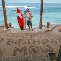 Hana Malasan membagikan momen romantis perayaan ulang tahun ke-29 tunangannya, Sean Gelael, ke akun Instagram pribadi. Dirayakan sederhana di pantai Sumba, momen tersebut tampak romantis dengan tulisan Happy Birthday Mow yang terukir di pasir. Foto: Instagram/@hanamalasan