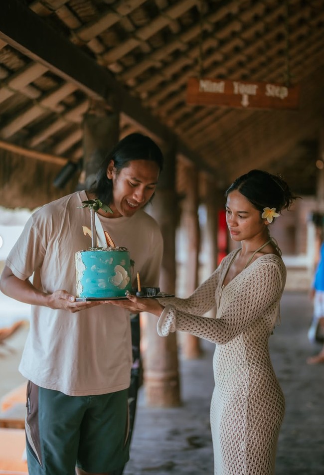 Meski sederhana namun perayaan ulang tahun Sean kali ini terasa berbeda karena dirayakan bersama wanita yang sudah dilamarnya, Hana Malasan. Diketahui sebelumnya Sean juga melamar Hana di pantai Sumba, beberapa hari sebelum ulang tahunnya. Foto: Instagram/@hanamalasan