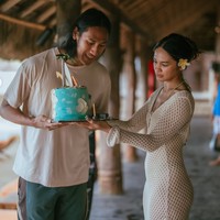 Meski sederhana namun perayaan ulang tahun Sean kali ini terasa berbeda karena dirayakan bersama wanita yang sudah dilamarnya, Hana Malasan. Diketahui sebelumnya Sean juga melamar Hana di pantai Sumba, beberapa hari sebelum ulang tahunnya. Foto: Instagram/@hanamalasan