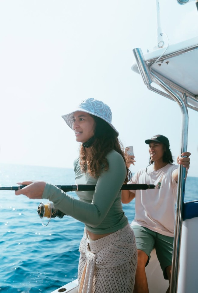 Bukan pesta mewah, Sean dan Hana memilih menghabiskan waktu dengan memancing bersama. Pasangan yang satu ini tampak begitu kompak. Foto: Instagram/@hanamalasan