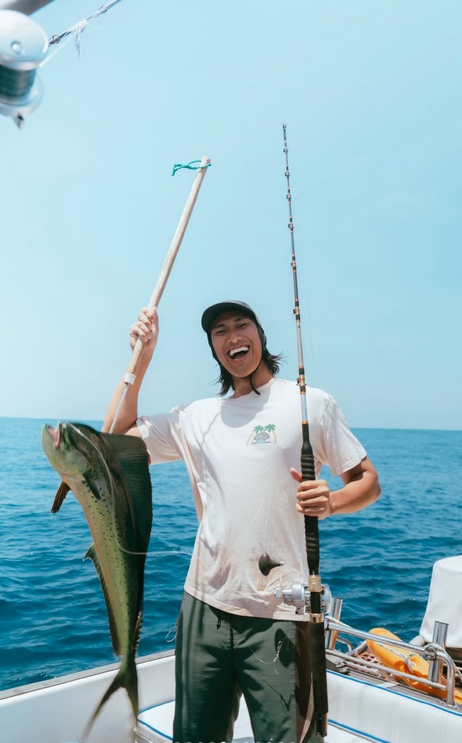 Sean pun memamerkan hasil tangkapan ikan lautnya dengan wajah bahagia. Foto: Instagram/@hanamalasan