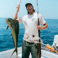 Sean pun memamerkan hasil tangkapan ikan lautnya dengan wajah bahagia. Foto: Instagram/@hanamalasan