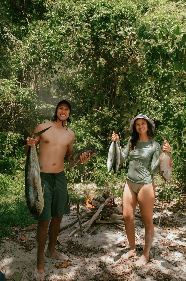 Setelah memancing keduanya membawa hasil tangkapan ikan mereka untuk dibakar. No signal, just the ocean, the sun, and him. doing what he loves, where he feels most at peace, tulis keterangan unggahan. Foto: Instagram/@hanamalasan