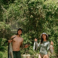 Setelah memancing keduanya membawa hasil tangkapan ikan mereka untuk dibakar. No signal, just the ocean, the sun, and him. doing what he loves, where he feels most at peace, tulis keterangan unggahan. Foto: Instagram/@hanamalasan