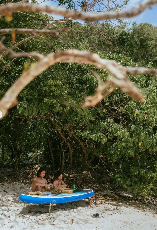 Habiskan waktu berdua, Sean dan Hana tampak begitu menikmati keindahan alam sambil bersantap bersama. Foto: Instagram/@hanamalasan