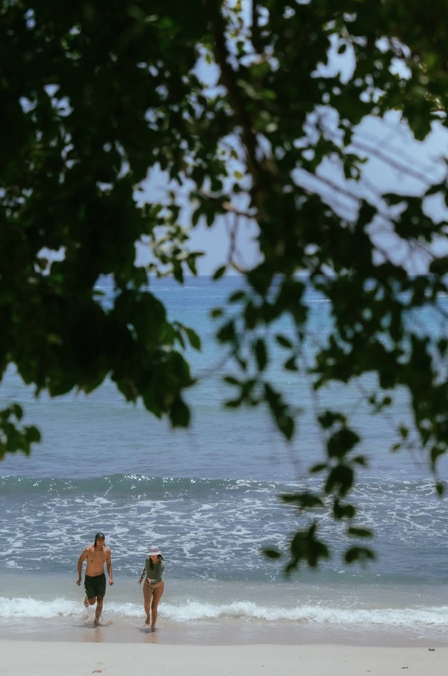 Unggahan tersebut pun banjir komentar netizen. Banyak yang ikut mengucapkan selamat dan mengaku ikut bahagia melihat kebahagiaan Sean dan Hana. Foto: Instagram/@hanamalasan