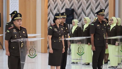 Sejumlah pejabat eselon II dan III lingkup Kejati NTB resmi  berganti dan dilantik, Selasa (4/11/2025).