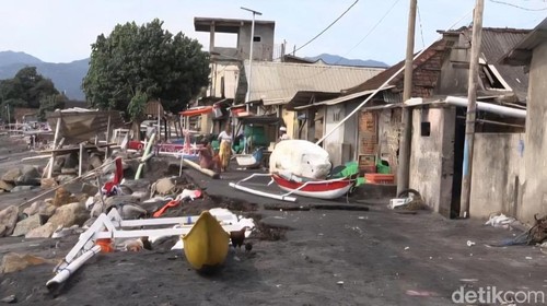 Sejumlah rumah warga di Lingkungan Bintaro, Ampenan, Kota Mataram, NTB, terdampak banjir rob, Selasa (4/11/2025). (Foto: Nathea Citra/detikBali)