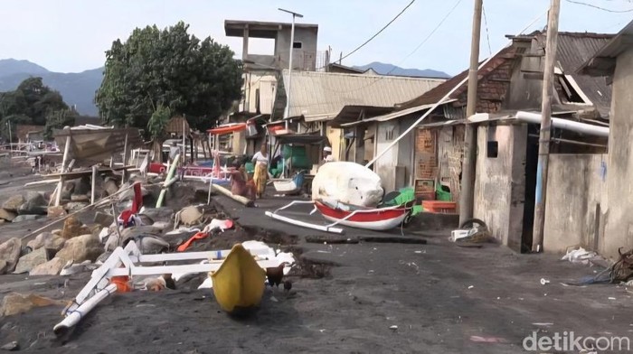 Sejumlah rumah warga di Lingkungan Bintaro, Ampenan, Kota Mataram, NTB, terdampak banjir rob, Selasa (4/11/2025). (Foto: Nathea Citra/detikBali)