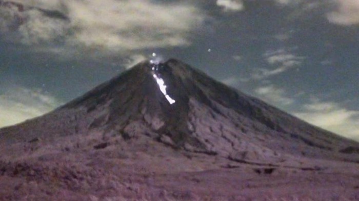Semeru erupsi luncuran lava pijar terjadi sejauh 2 kilometer