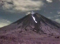 Semeru Luncurkan Guguran Lava Pijar Sejauh 2 Km Malam Ini
