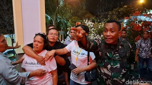 Orang tua dan keluarga Prada Lucky Chepril Saputra Namo mengamuk di halaman Pengadilan Militer III-15 Kupang, NTT, Selasa (4/11/2025).