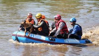 Sejumlah tim penyelamat gabungan dari BPBD DKI Jakarta, TNI dan Polri dan seekor anjing pelacak melakukan pencarian korban yang terseret arus banjir saat pelaksanaan apel dan simulasi Jaga Jakarta menghadapi musim penghujan 2025 - 2026 di Lebak Bulus, Jakarta, Selasa (4/11/2025). ANTARA FOTO/Muhammad Iqbal