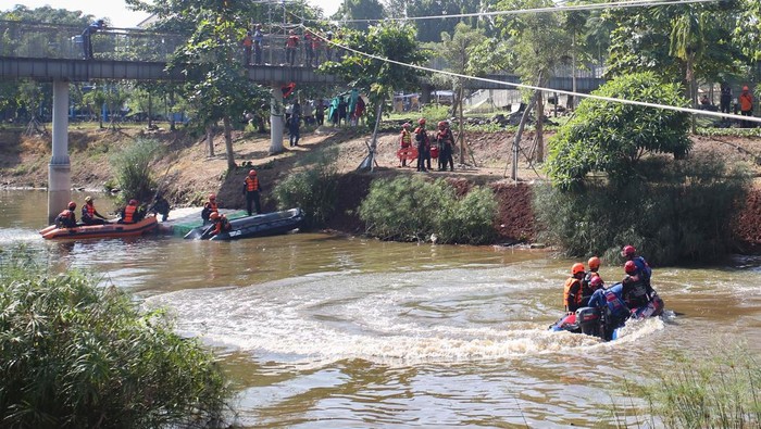 Gubernur DKI Jakarta Pramono Anung (kiri) bersalaman dengan petugas penyelamat usai pelaksanaan Apel dan simulasi Jaga Jakarta menghadapi musim penghujan 2025 - 2026 di Lebak Bulus, Jakarta, Selasa (4/11/2025).  Pemrov DKI Jakarta bersama Badan Penanggulangan Bencana Daerah (BPBD) DKI Jakarta, TNI dan Polri melaksanakan simulasi untuk mendapatkan solusi berbasis alam dalam mengatasi persoalan banjir Jakarta. ANTARA FOTO/Muhammad Iqbal/rwa.