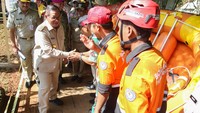 Gubernur DKI Jakarta Pramono Anung hadir dalam simulasi tersebut. Pemprov DKI Jakarta berharap dapat mengevaluasi kemampuan dan koordinasi antarinstansi dalam menghadapi potensi bencana banjir yang kerap melanda ibu kota. ANTARA FOTO/Muhammad Iqbal