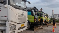 Sejumlah sopir truk menunggu giliran melintas di area Bojonegara Industrial Park, Kabupaten Serang, Banten. Sistem penundaan truk diterapkan untuk mengurangi kepadatan lalu lintas di pintu Tol Cilegon Timur. Foto: ANTARA FOTO/Muhammad Bagus Khoirunas