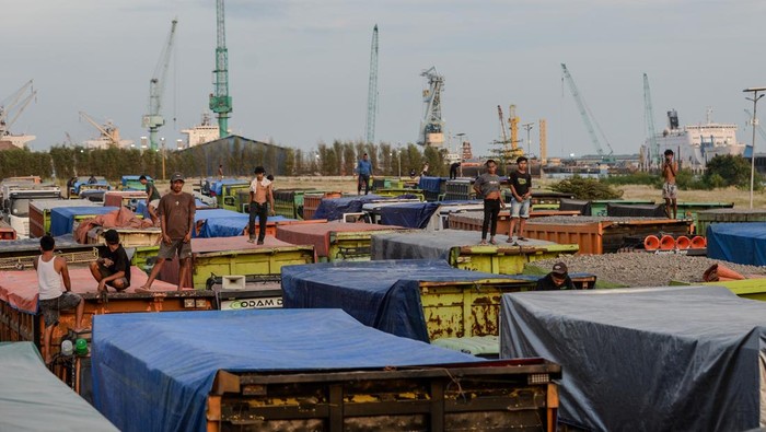 Sejumlah sopir truk berada di atas kendaraannya saat pemberlakuan sistem penundaan di Bojonegara Industrial Park, Kabupaten Serang, Banten, Senin (3/11/2025). Pemerintah Provinsi Banten menerapkan sistem penundaan dengan menyediakan area buffer atau kantong parkir bagi truk pengangkut galian C guna mengantisipasi kepadatan kendaraan truk yang terjadi di pintu gerbang tol Cilegon Timur akibat adanya pembatasan jam operasional truk. ANTARA FOTO/Muhammad Bagus Khoirunas/nz